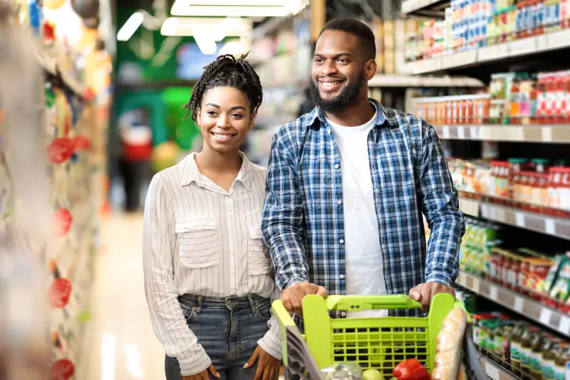 feliz-familia-afroamericana-haciendo-compras-en-supermercado-juntos-hombre-negro-y-mujer-el-juntas-comprando-comida-caminando-209094407