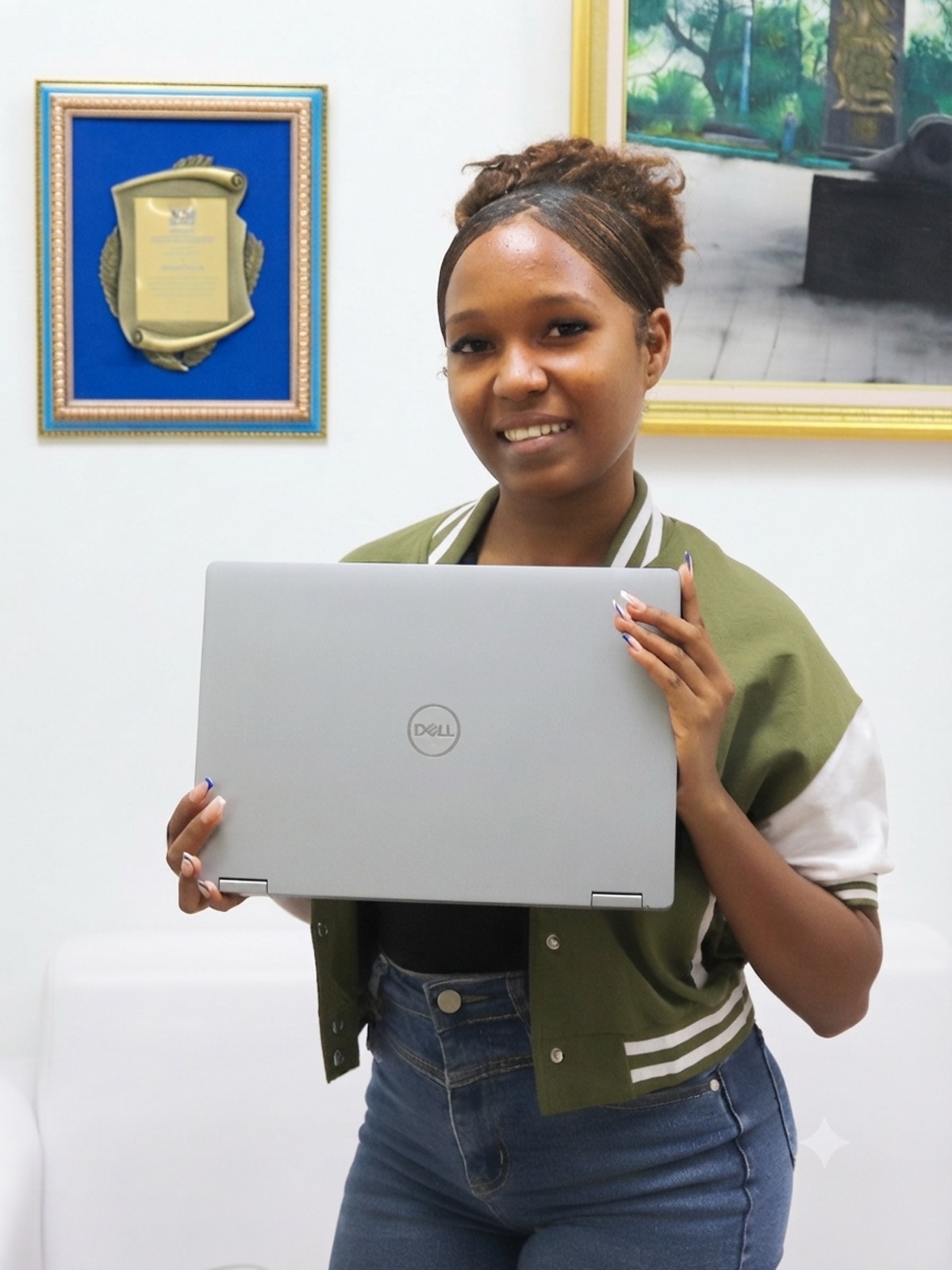 Angélica con su laptop